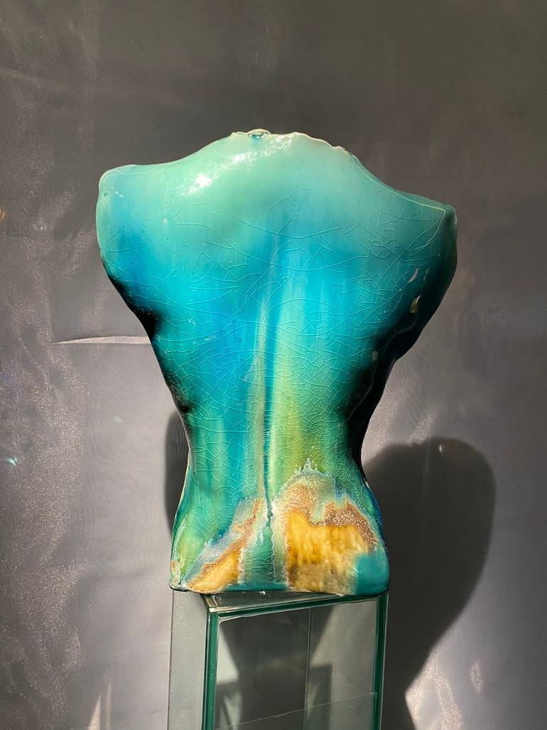 Tác phẩm bản thể về nhà thiết kế thời trang Jenny K Tran. Tác phẩm bản thể về nhà thiết kế thời trang Jenny K Tran.