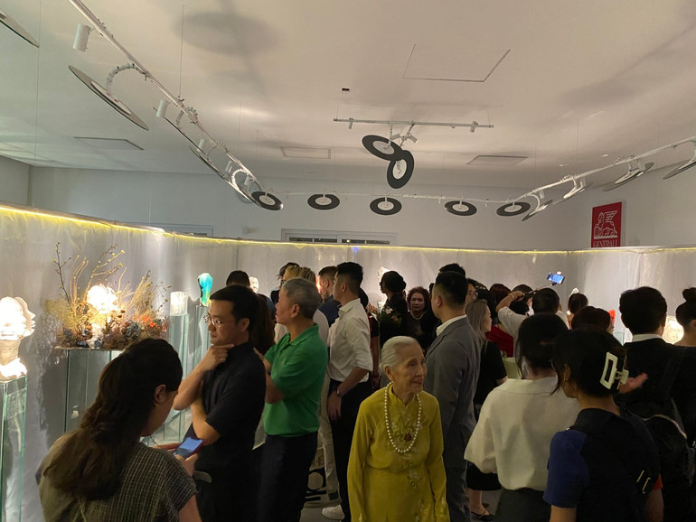 Triển lãm thu hút sự quan tâm của đông đảo công chúng. Triển lãm thu hút sự quan tâm của đông đảo công chúng.