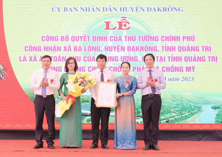 Lãnh đạo tỉnh Quảng Trị trao Quyết định của Thủ tướng Chính phủ công nhận Ba Lòng là xã an toàn khu.