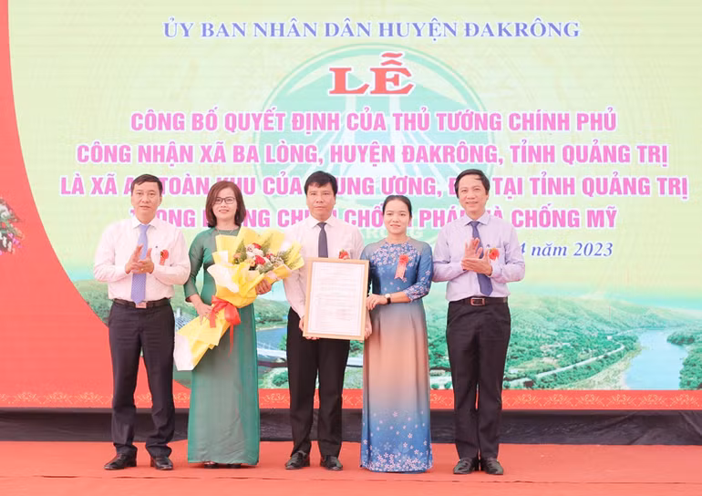 Lãnh đạo tỉnh Quảng Trị trao Quyết định của Thủ tướng Chính phủ công nhận Ba Lòng là xã an toàn khu.