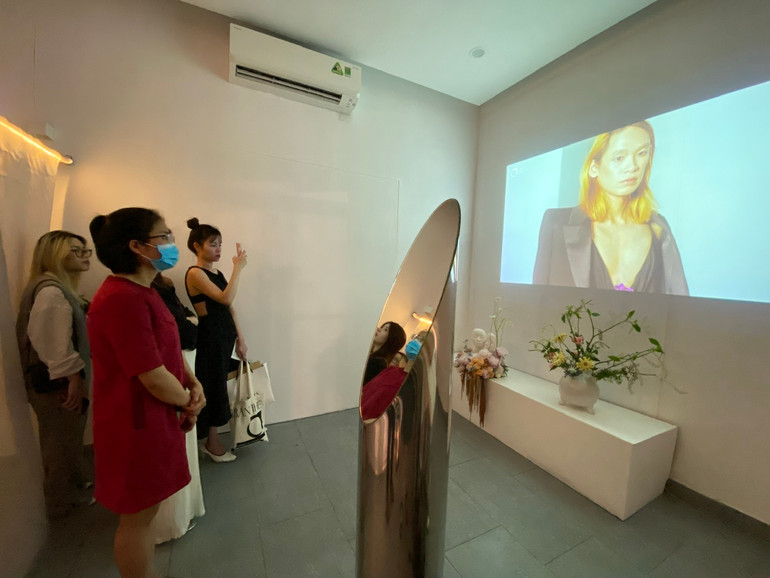 Triển lãm mang đến nhiều trải nghiệm tương tác cho người xem với sự kết hợp của kỹ thuật ánh sáng, công nghệ trình chiếu, nghệ thuật sắp đặt. Triển lãm mang đến nhiều trải nghiệm tương tác cho người xem với sự kết hợp của kỹ thuật ánh sáng, công nghệ trình chiếu, nghệ thuật sắp đặt.