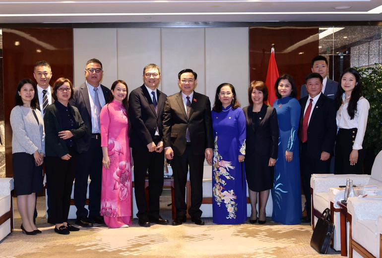 Chủ tịch Quốc hội Vương Đình Huệ tiếp ông Hồng Thiên Chúc (Hong Tian Zhu), Chủ tịch Tập đoàn Texhong.