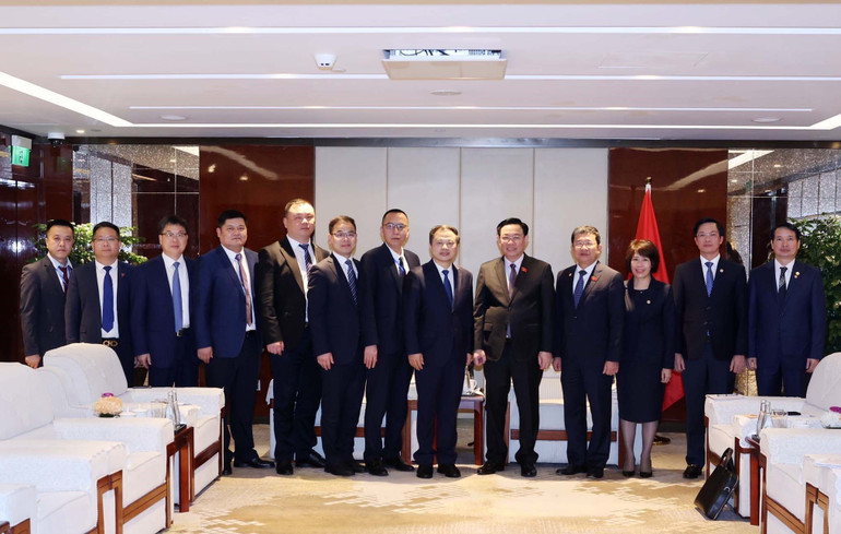 Chủ tịch Quốc hội Vương Đình Huệ tiếp ông Trương Thiên Nhiệm, Chủ tịch kiêm Bí thư Đảng ủy Tập đoàn Thiên Năng (Tianneng).