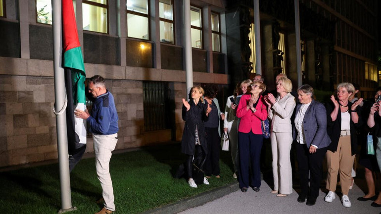 Treo cờ Palestine sau khi Quốc hội Slovenia phê chuẩn việc công nhận Nhà nước Palestine ngày 4/6. Ảnh | Reuters