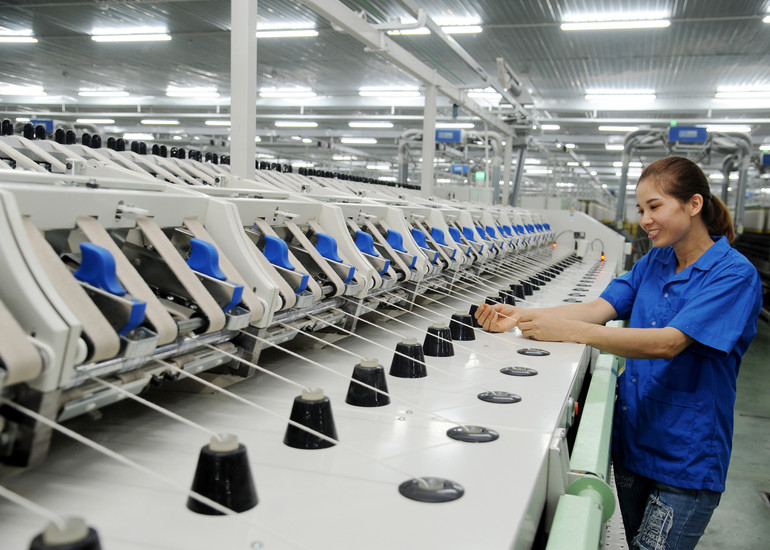 Công nhân Công ty TNHH MTV Dệt 8-3 vận hành dây chuyền sản xuất sợi.
