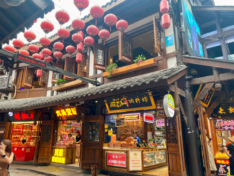 Cửa hàng trong cổ trấn. Cửa hàng trong cổ trấn.