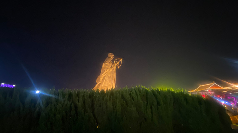 Tượng nhà sư Đường Huyền Trang ở Quảng trường Khai Nguyên, phía trước là Đại Đường bất dạ thành.