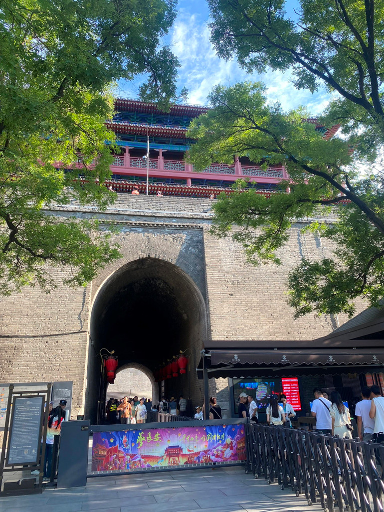 Vĩnh Ninh Môn tấp nập du khách ghé thăm.