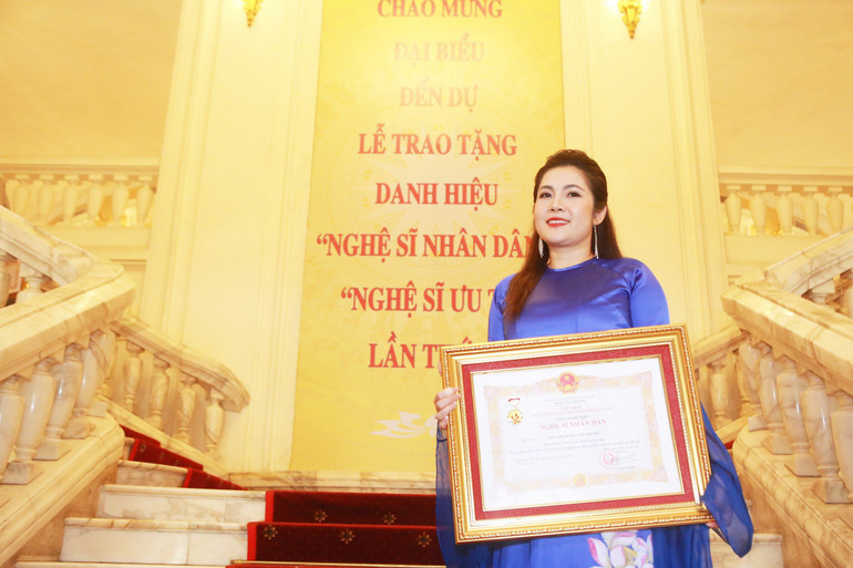 Diệu Hương trong ngày nhận danh hiệu Nghệ sĩ Nhân dân. Diệu Hương trong ngày nhận danh hiệu Nghệ sĩ Nhân dân.