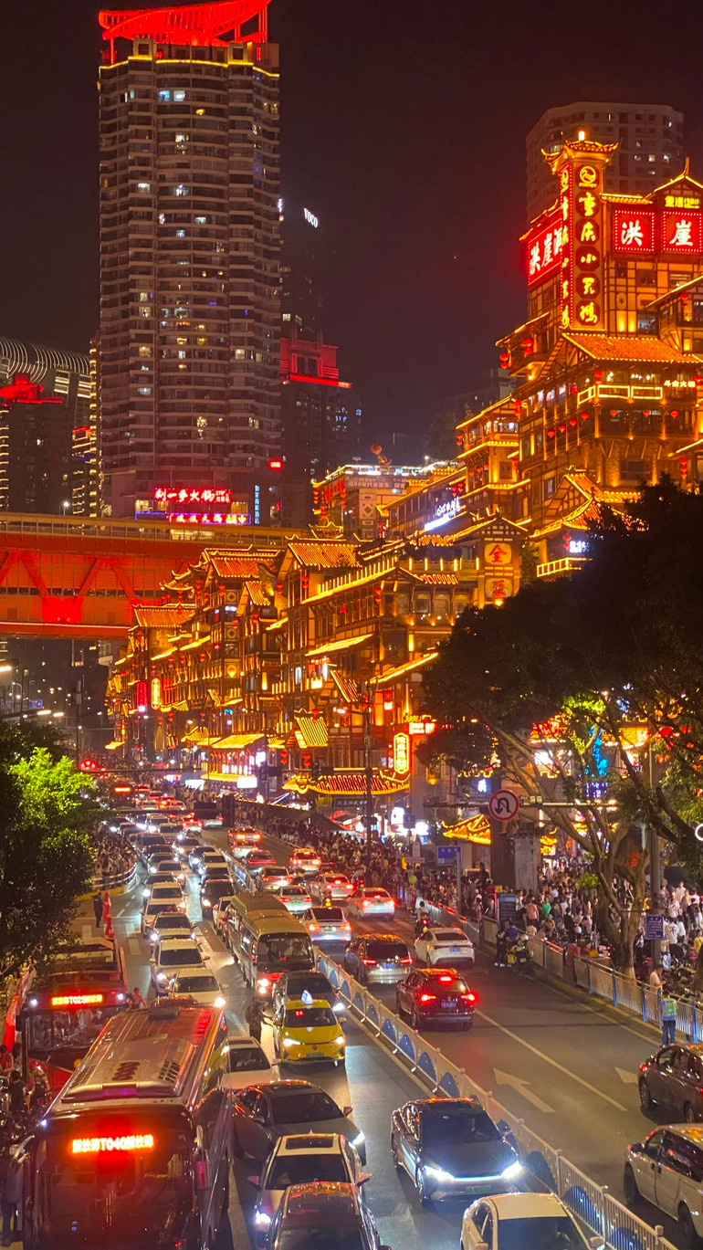 Hồng Nhai Động về đêm. Hồng Nhai Động về đêm.