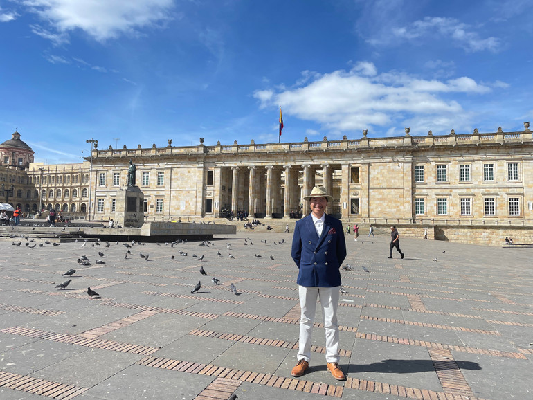 Tác giả trên quảng trường Simon Bolivar, trung tâm chính trị của Colombia. Phía sau là tượng Bolivar và Nhà Quốc hội. Tác giả trên quảng trường Simon Bolivar, trung tâm chính trị của Colombia. Phía sau là tượng Bolivar và Nhà Quốc hội.