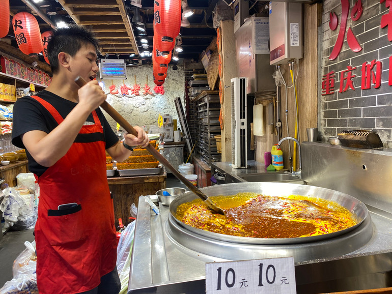 Cốt lẩu cay Tứ Xuyên- món ăn nổi tiếng của vùng đất này. Cốt lẩu cay Tứ Xuyên- món ăn nổi tiếng của vùng đất này.