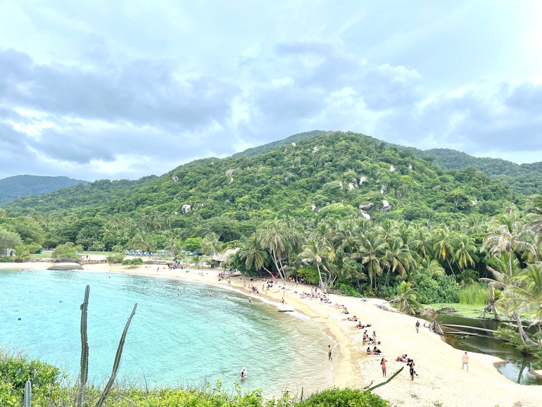 Bãi biển Cabo San Juan del Guía giữa hoang dã đại ngàn. Bãi biển Cabo San Juan del Guía giữa hoang dã đại ngàn.