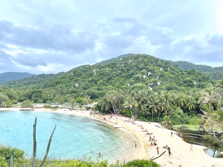 Bãi biển Cabo San Juan del Guía giữa hoang dã đại ngàn.