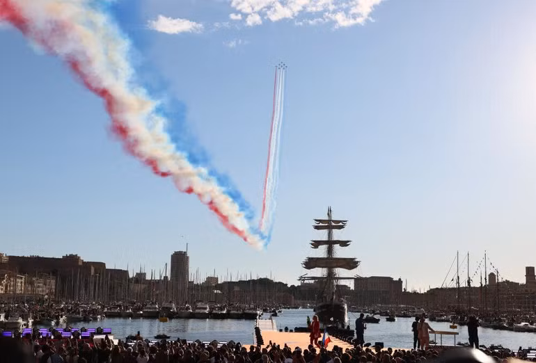 Con tàu Belem cập bến Marseille tại miền nam nước Pháp trong sự hân hoan chào đón của hàng triệu người hâm mộ thể thao toàn cầu. Ảnh | REUTERS