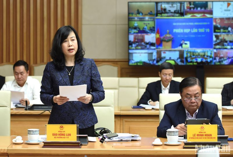 Bộ trưởng Y tế Đào Hồng Lan báo cáo công tác phòng, chống dịch Covid-19.