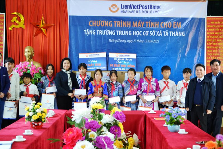 Trao quà cho các học sinh vượt khó học giỏi của Trường PTDTBT Trung học cơ sở Tả Thàng.