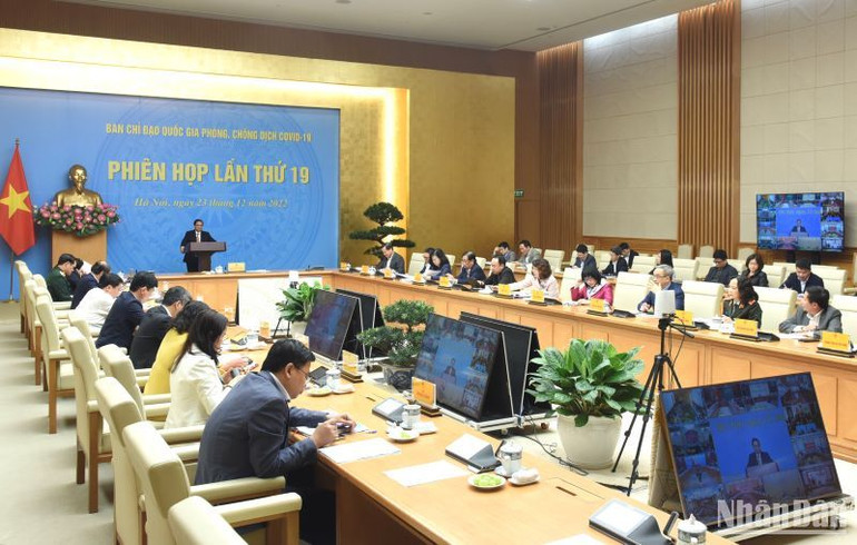 Thủ tướng mong các đại biểu bám sát các báo cáo trung tâm, từ đó có ý kiến ngắn gọn, đi thẳng vào vấn đề liên quan xử lý chống dịch, tiêm chủng, nhất là cho trẻ em; những vướng mắc mà Ban Chỉ đạo cần tháo gỡ.