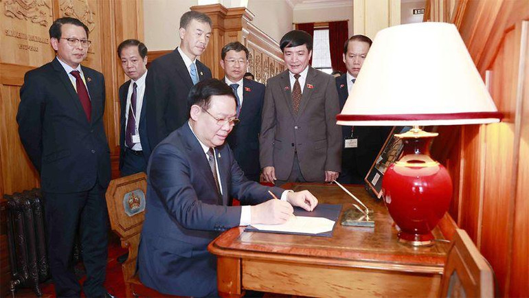 Chủ tịch Quốc hội Vương Đình Huệ ký sổ vàng lưu niệm tại Phủ Toàn quyền New Zealand. (Ảnh: Doãn Tấn/TTXVN)