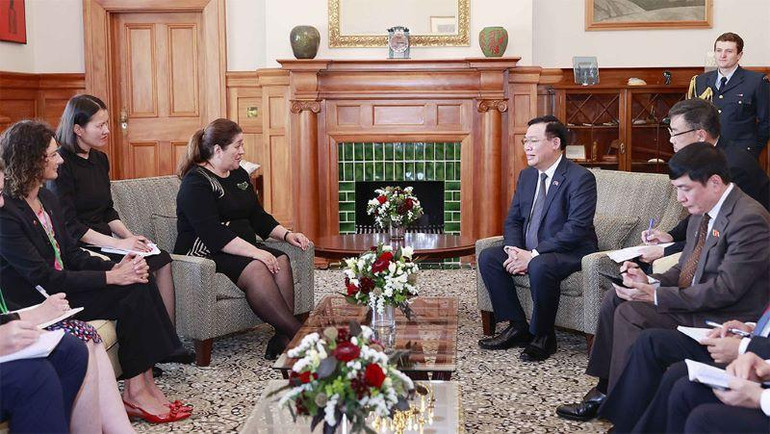 Chủ tịch Quốc hội Vương Đình Huệ hội kiến Toàn quyền New Zealand Dame Cindy Kiro. (Ảnh: Doãn Tấn/TTXVN)