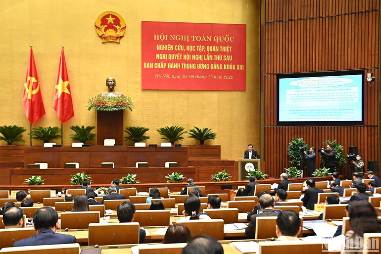 Đồng chí Phan Đình Trạc, Ủy viên Bộ Chính trị, Bí thư Trung ương Đảng, Trưởng Ban Nội chính Trung ương truyền đạt chuyên đề tại Hội nghị.