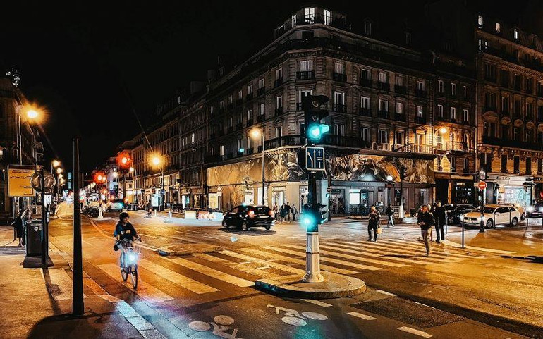 Ô-tô được khuyến nghị hạn chế sử dụng trong khu vực tiến hành cắt điện luân phiên, do hệ thống đèn báo giao thông bị ảnh hưởng. (Ảnh: MINH DUY)