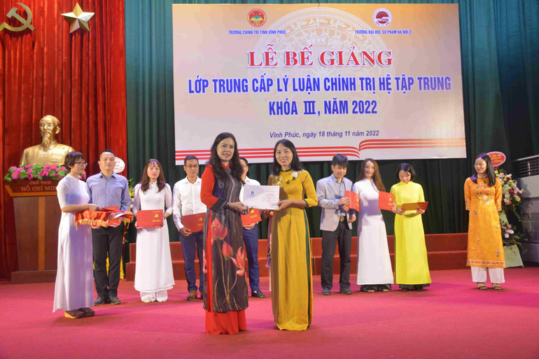 Hiệu trưởng Nguyễn Thị Thu Hà trao bằng tốt nghiệp Trung cấp lý luận chính trị cho học viên.