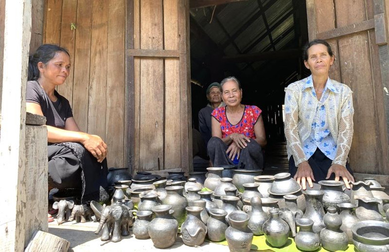 Sau quá trình học và thực hành, học viên đã tự tạo ra hàng trăm sản phẩm gốm hoàn thiện, đảm bảo chất lượng và thẩm mỹ.
