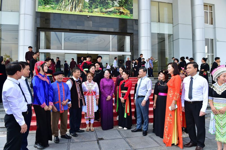 Lãnh đạo tỉnh Tuyên Quang với các đại biểu dự hội nghị.