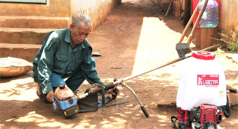 Đồng bào dân tộc thiểu số ở Bình Phước thoát nghèo nhờ được hỗ trợ cây, con giống và nông cụ. Đồng bào dân tộc thiểu số ở Bình Phước thoát nghèo nhờ được hỗ trợ cây, con giống và nông cụ.