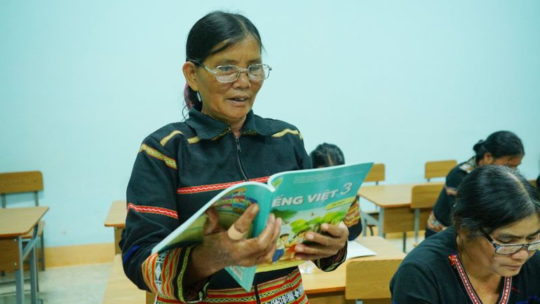 Dù lớn tuổi nhưng các học viên rất chăm chỉ, chịu khó đến lớp.