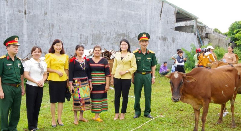 Trao bò giống, hỗ trợ sinh kế cho đồng bào dân tộc thiểu số phát triển kinh tế gia đình. Trao bò giống, hỗ trợ sinh kế cho đồng bào dân tộc thiểu số phát triển kinh tế gia đình.