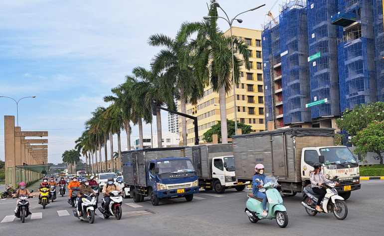 Đường vào Khu công nghiệp Việt Nam-Singapore 1 ở Bình Dương nhộn nhịp vào sáng 30/1. Đường vào Khu công nghiệp Việt Nam-Singapore 1 ở Bình Dương nhộn nhịp vào sáng 30/1.