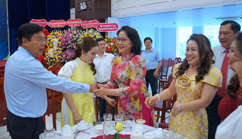 Bí thư Tỉnh ủy, Chủ tịch Hội đồng nhân dân tỉnh Cà Mau Nguyễn Tiến Hải gặp gỡ, chúc mừng các doanh nhân tại buổi họp mặt.