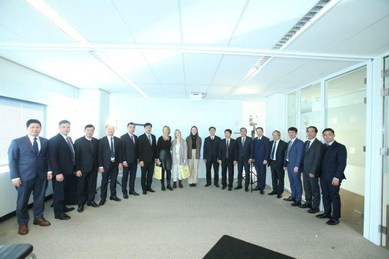 Thứ trưởng Nguyễn Duy Ngọc trao đổi và tặng quà đại diện Bộ Nội vụ và quan hệ Vương quốc Hà Lan cùng các chuyên gia chuyển đổi số của Hà Lan.