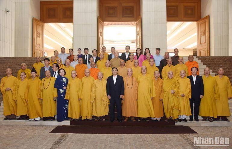 Thủ tướng Phạm Minh Chính với các đại biểu lãnh đạo Giáo hội Phật giáo Việt Nam.