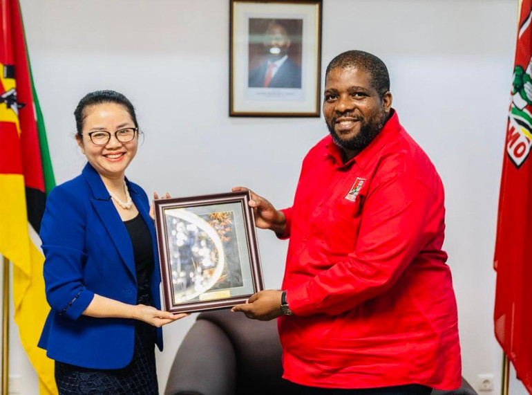 Đại sứ Việt Nam tại Mozambique Trần Thị Thu Thìn và Tổng Thư ký Đảng Mặt trận Giải phóng Mozambique (FRELIMO) Chakil Aboobacar. (Ảnh: Đại sứ quán Việt Nam tại Mozambique)
