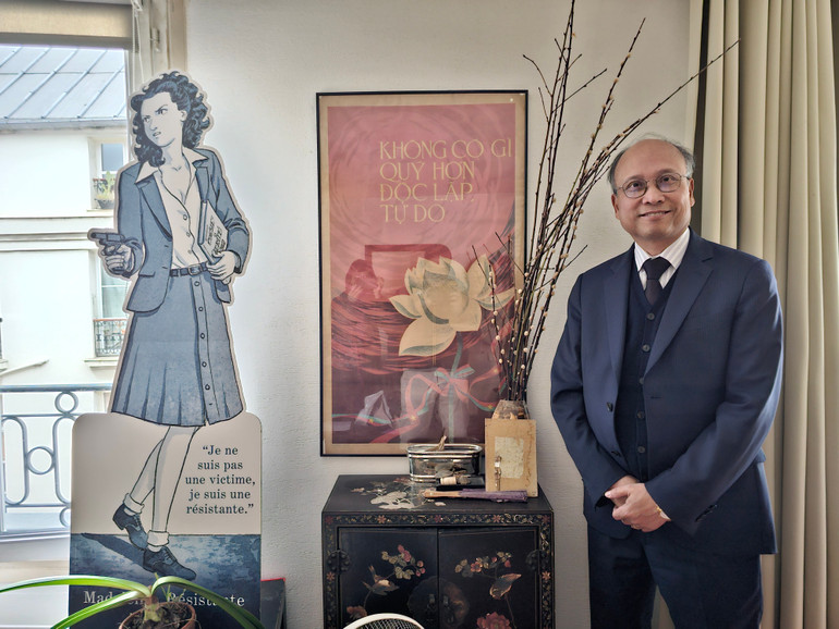 Đại sứ Đinh Toàn Thắng chụp ảnh lưu niệm bên tấm áp phích "Không có gì quý hơn độc lập, tự do" được treo trang trọng giữa căn hộ của bà Madeleine Riffaud. (Ảnh: KHẢI HOÀN) Đại sứ Đinh Toàn Thắng chụp ảnh lưu niệm bên tấm áp phích "Không có gì quý hơn độc lập, tự do" được treo trang trọng giữa căn hộ của bà Madeleine Riffaud. (Ảnh: KHẢI HOÀN)
