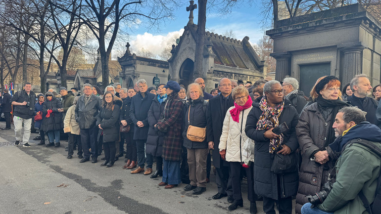 Rất đông bạn bè Pháp và các thế hệ người Việt đến tiễn biệt Madeleine Riffaud. (Ảnh: MINH DUY) Rất đông bạn bè Pháp và các thế hệ người Việt đến tiễn biệt Madeleine Riffaud. (Ảnh: MINH DUY)