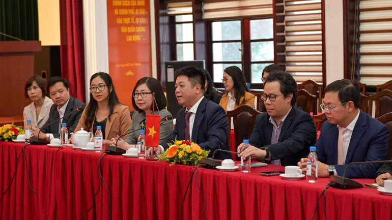 Phó Tổng Biên tập Báo Nhân Dân Quế Đình Nguyên phát biểu ý kiến tại buổi tiếp. (Ảnh: THẾ ĐẠI)