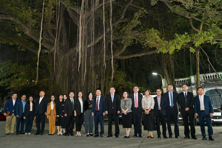 Các đại biểu chụp ảnh lưu niệm bên Cây đa tại 71 Hàng Trống. (Ảnh: THẾ ĐẠI)