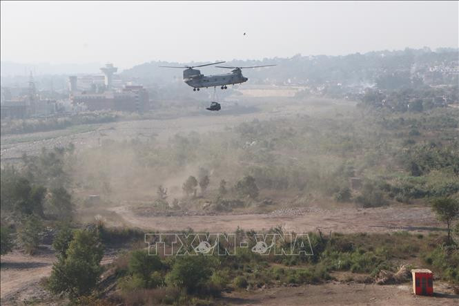 Máy bay thả thiết bị cứu hộ thảm họa. (Ảnh: TTXVN)