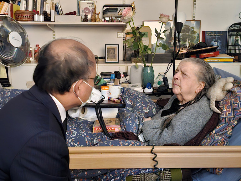 Đoàn cán bộ Đại sứ quán và các cơ quan đại diện Việt Nam tại Pháp, do Đại sứ Đinh Toàn Thắng dẫn đầu, tới thăm hỏi bà Madeleine Riffaud, ngày 7/12/2023. (Ảnh: KHẢI HOÀN) Đoàn cán bộ Đại sứ quán và các cơ quan đại diện Việt Nam tại Pháp, do Đại sứ Đinh Toàn Thắng dẫn đầu, tới thăm hỏi bà Madeleine Riffaud, ngày 7/12/2023. (Ảnh: KHẢI HOÀN)