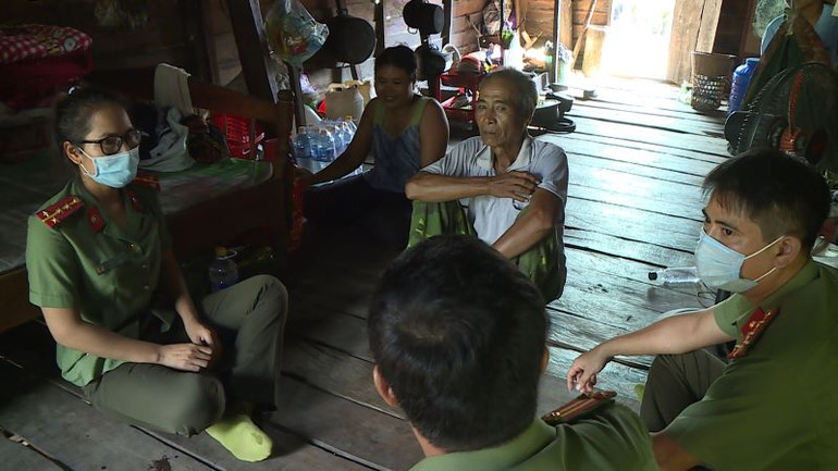 Đại úy Siu H'Ngát thăm hỏi động viên người dân thời điểm dịch bệnh Covid-19.