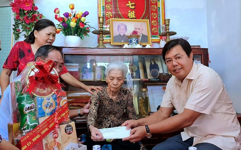 Bí thư Tỉnh ủy Cà Mau thăm, tặng quà gia đình nữ Anh hùng Lực lượng Vũ trang nhân dân Phạm Thị Bay vào sáng 25/7.