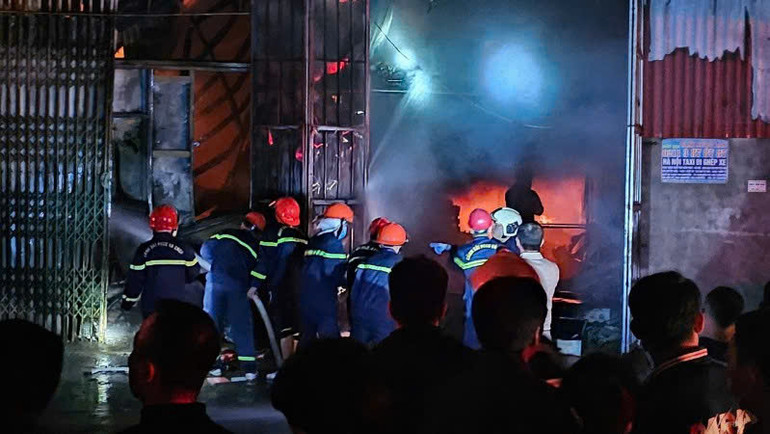 Lực lượng phòng cháy chữa cháy kịp thời có mặt. Lực lượng phòng cháy chữa cháy kịp thời có mặt.