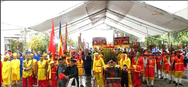 Nhân dân nô nức tham gia các hoạt động lễ hội.