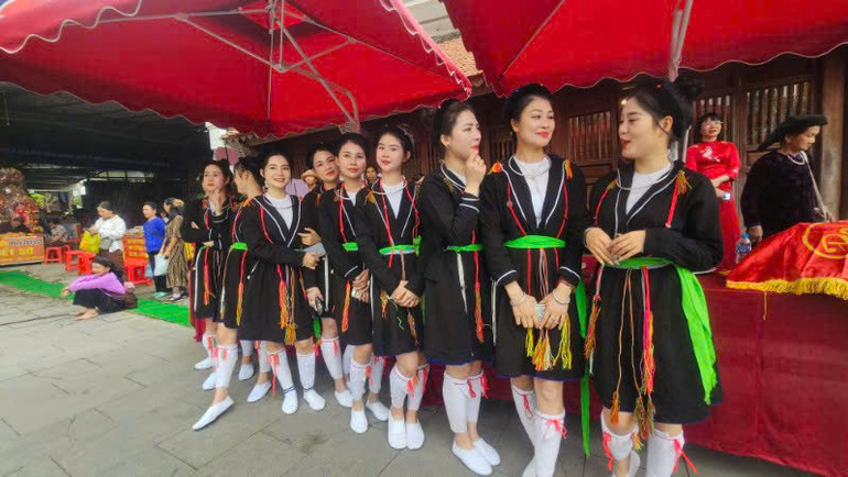 Thiếu nữ công tác Sán Dìu dự lễ hội.