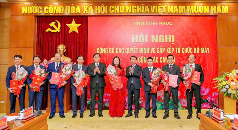 Lãnh đạo tỉnh Vĩnh Phúc chúc mừng các đồng chí mới được điều động, bổ nhiệm. Lãnh đạo tỉnh Vĩnh Phúc chúc mừng các đồng chí mới được điều động, bổ nhiệm.