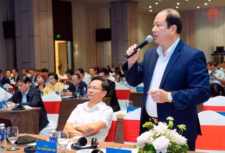 Ông Hoàng Long Biên, Trưởng Ban Quản lý các khu công nghiệp tỉnh giải đáp thắc mắc của doanh nghiệp.
